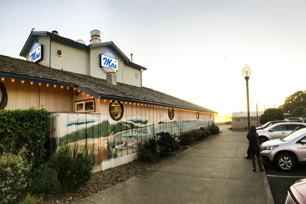 Mo's Seafood & Chowder, seafood restaurant in Lincoln City Oregon