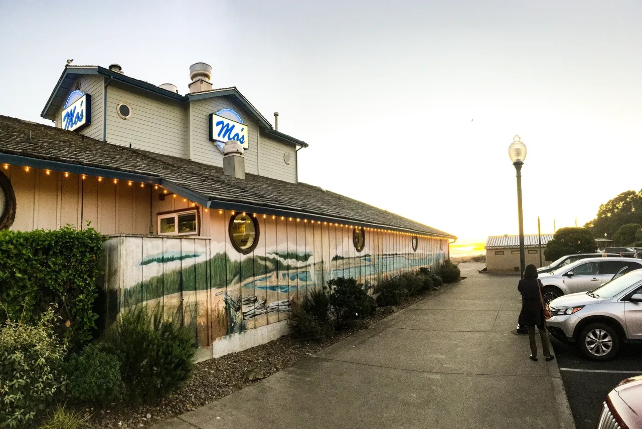 Dining in Lincoln City at Mo’s Seafood & Chowder